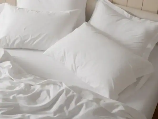 PDP 1024368 OrganicRelaxedSateen Duvet AlpineWhite LifestyleHero FA22 3 989325a2 659b 47cf abd4 c749fc2e8754