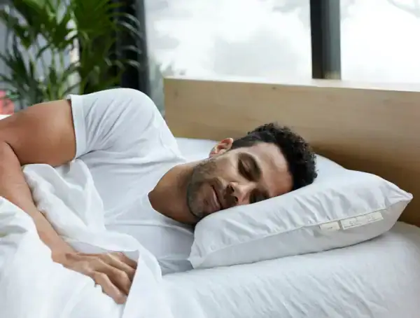 pdp lifestyle serenitypillow a sp21 model male 2654 cca73f87 f50f 4070 8eec 563fdaf62350