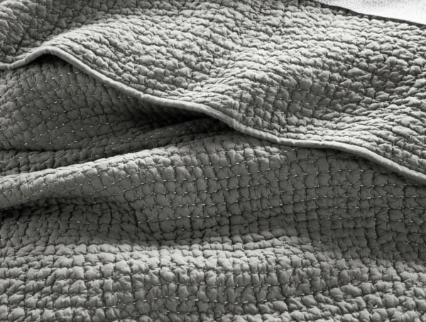 pebbledquilt duvetcover grey lifestyle details f17 v3 2 9c19aff2 f1c7 4645 aa28 789ec6e142f5