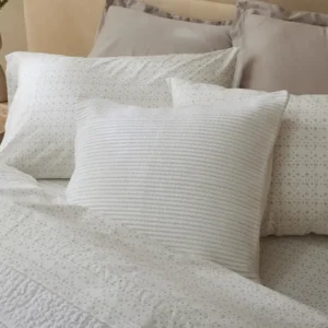 sp23 marshallorganicpillow alpinewhite 1 lifestyle pdp ce22621a edb2 46d9 8944 93a0853098b4